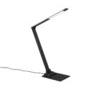 De TRIO Tafellamp TRAVIS is een moderne zwarte bureaulamp met een verstelbare arm en slanke rechthoekige LED-lamp op een platte voet, schuin naar links en verlicht.