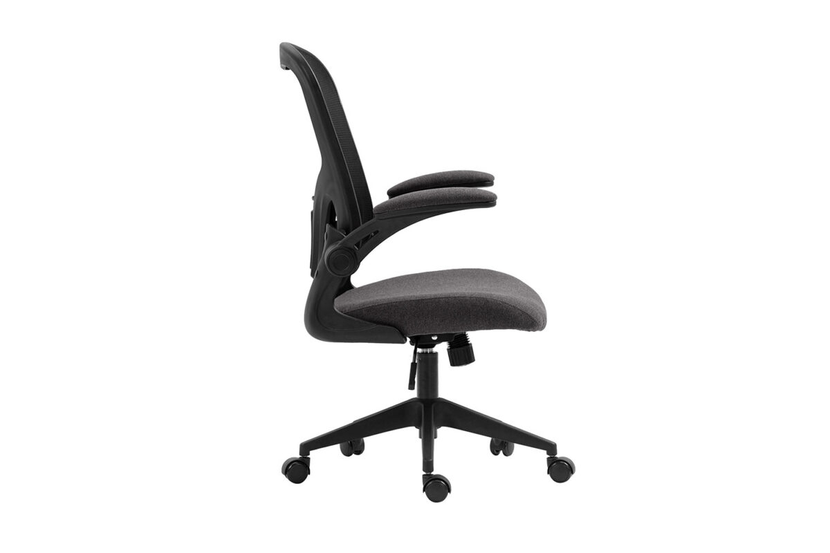 Zijaanzicht van de Bureaustoel 'Marcos' Mesh Zwart/Grijs (1c), een moderne ergonomische bureaustoel met een netbespannen rugleuning, gevoerde zitting, verstelbare armleuningen en onderstel met vijf wielen in zwart en grijs tegen een witte achtergrond.