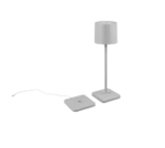 De Reality Tafellamp Fernandez is een moderne, minimalistische witte bureaulamp met een vierkante voet, een cilindervormige kap en een snoer dat uit de voet steekt, weergegeven op een witte achtergrond.