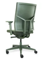 De Workliving Zuidas Comfort Special Edition Groen bureaukast, zonder lendensteun, ergonomisch ontwerp (N)EN 1335, wordt van achteren gezien in een lichte hoek met verstelbare armleuningen, een hoge rugleuning en vijf zwenkwielen.