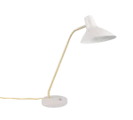 De TRIO Traveller tafellamp is een moderne bureaulamp met een witte lampenkap en voet, een gebogen gouden metalen arm en een geel netsnoer. De lamp is uitgeschakeld.