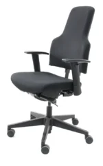 De Refurbished Bureaustoel Workliving District Special NEN1335 is een zwarte ergonomische bureaustoel met verstelbare armleuningen, hoge rugleuning en onderstel met vijf wielen, afgebeeld tegen een witte achtergrond.
