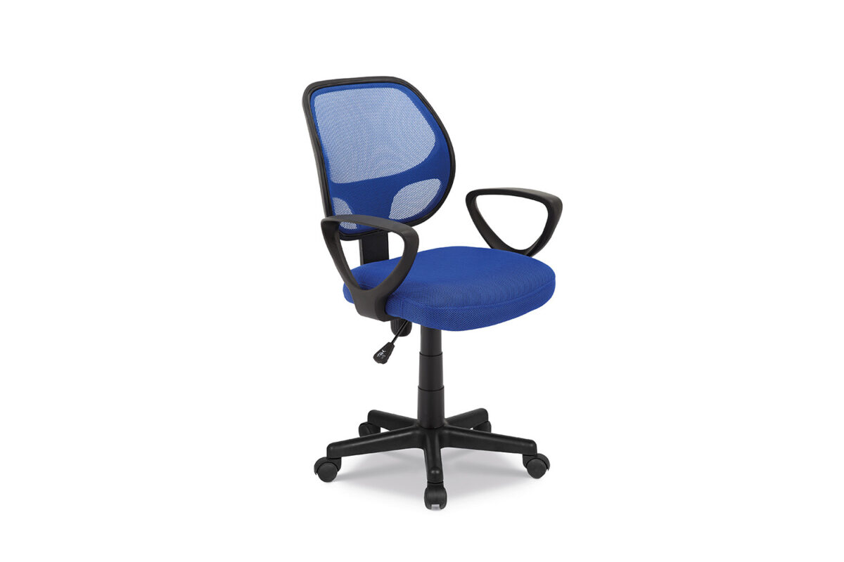 Bureaustoel 'Hippa' Mesh Blauw (1c) heeft een rugleuning van blauw gaas, een zachte zitting, zwarte armleuningen en een onderstel met zwarte wielen tegen een witte achtergrond.