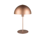 De TRIO Tafellamp Nola heeft een metalen, koepelvormige kap en een slanke steel op een ronde, met koper afgewerkte voet, tegen een witte achtergrond.