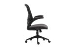 Zijaanzicht van de Bureaustoel 'Marcos' Mesh Zwart/Grijs (1c), een moderne ergonomische bureaustoel met een netbespannen rugleuning, gevoerde zitting, verstelbare armleuningen en onderstel met vijf wielen in zwart en grijs tegen een witte achtergrond.