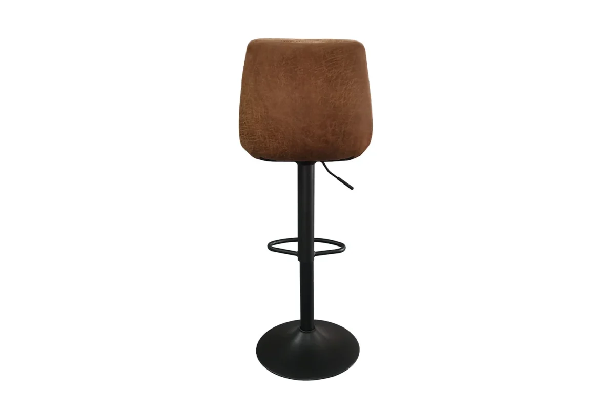 De Barstoel 'Barcelona' PU Ote Topper 02 Cognac is een bruin gestoffeerde barkruk met een hoge rugleuning, zwart metalen onderstel en ronde voetsteun, afgebeeld tegen een witte achtergrond. Verkocht per set van 2 per doos.