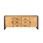 De Dressoir Boaz 200 cm is een houten dressoir met zes centrale lades en twee zijkasten, geaccentueerd door zwarte metalen frames en handgrepen, afgebeeld tegen een witte achtergrond.