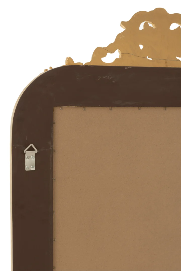 Close-up van de achterkant van de Wandspiegel Ema Wood Gold Colored, met de bruine houten lijst, beige achterkant, kleine zilveren ophangbeugel aan de linkerkant en een decoratieve goudkleurige bies langs de bovenrand.