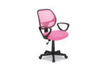 De Bureaustoel 'Hippa' Mesh Roze(1c) is een roze bureaustoel met een netbespannen rugleuning, een zachte zitting, zwarte armleuningen en een zwart onderstel met wieltjes op een witte achtergrond.