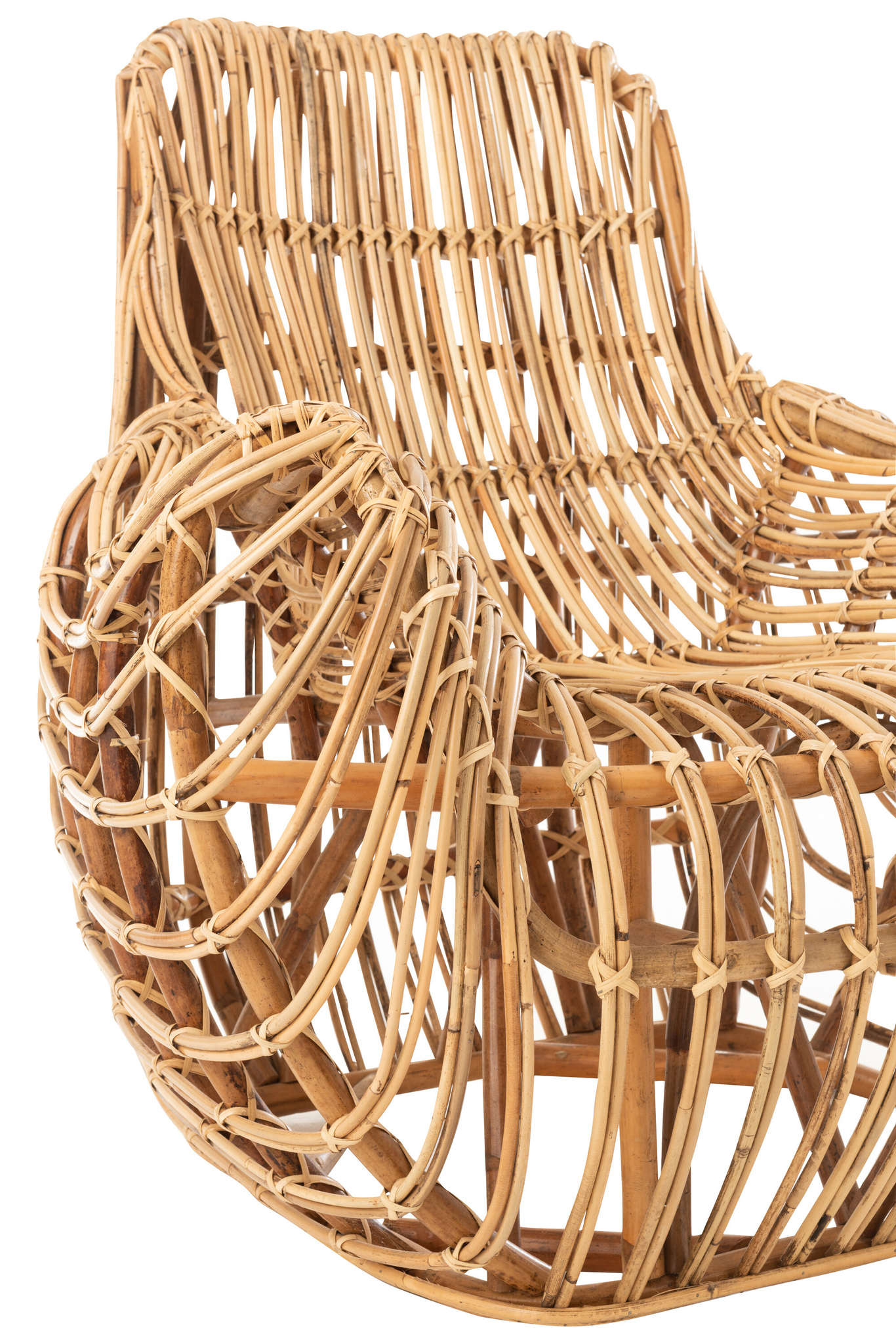 Stoel Ana Rotan Natuurlijk - gebogen rotan fauteuil met een open, geweven ontwerp en zichtbare natuurlijke houtstructuur, tegen een witte achtergrond.