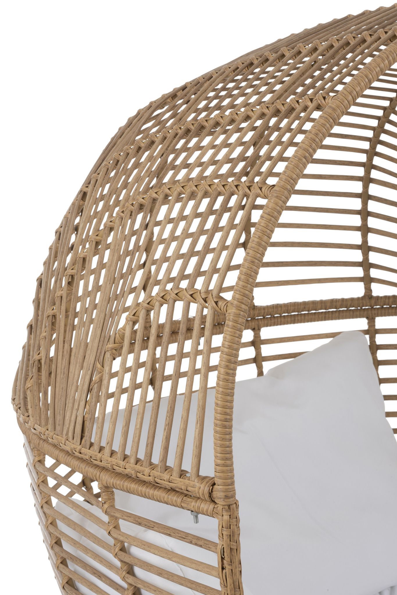 Close-up van de Lounge Stoel Ovaal Natuurlijk Staal, een eivormige stoel met een frame van geweven rotan en een wit kussen, die de gebogen vorm en het open rasterontwerp laat zien.