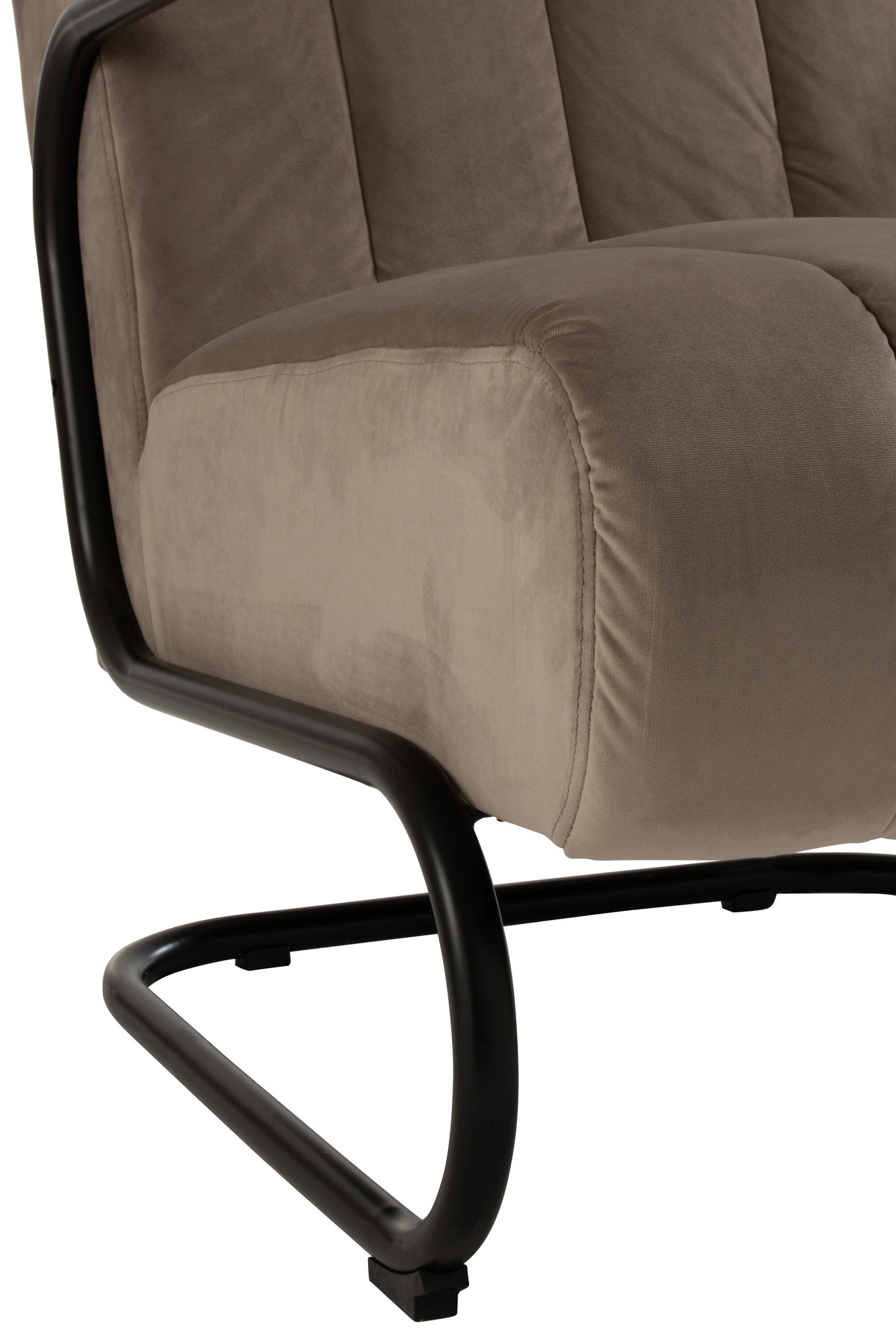 Close-up van de Zit Relax 1 Persoon Grijs Textiel stoel, met een beklede grijze stoffen zitting en rugleuning en een strak, gebogen zwart metalen frame en onderstel.