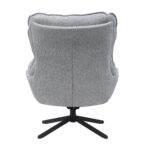 De Fauteuil Vera Lichtgrijs is een moderne loungestoel met een pluche, gestructureerde bekleding in lichtgrijs, met een gebogen, gecapitonneerde rugleuning en een zwart metalen vierpoots draaivoet.