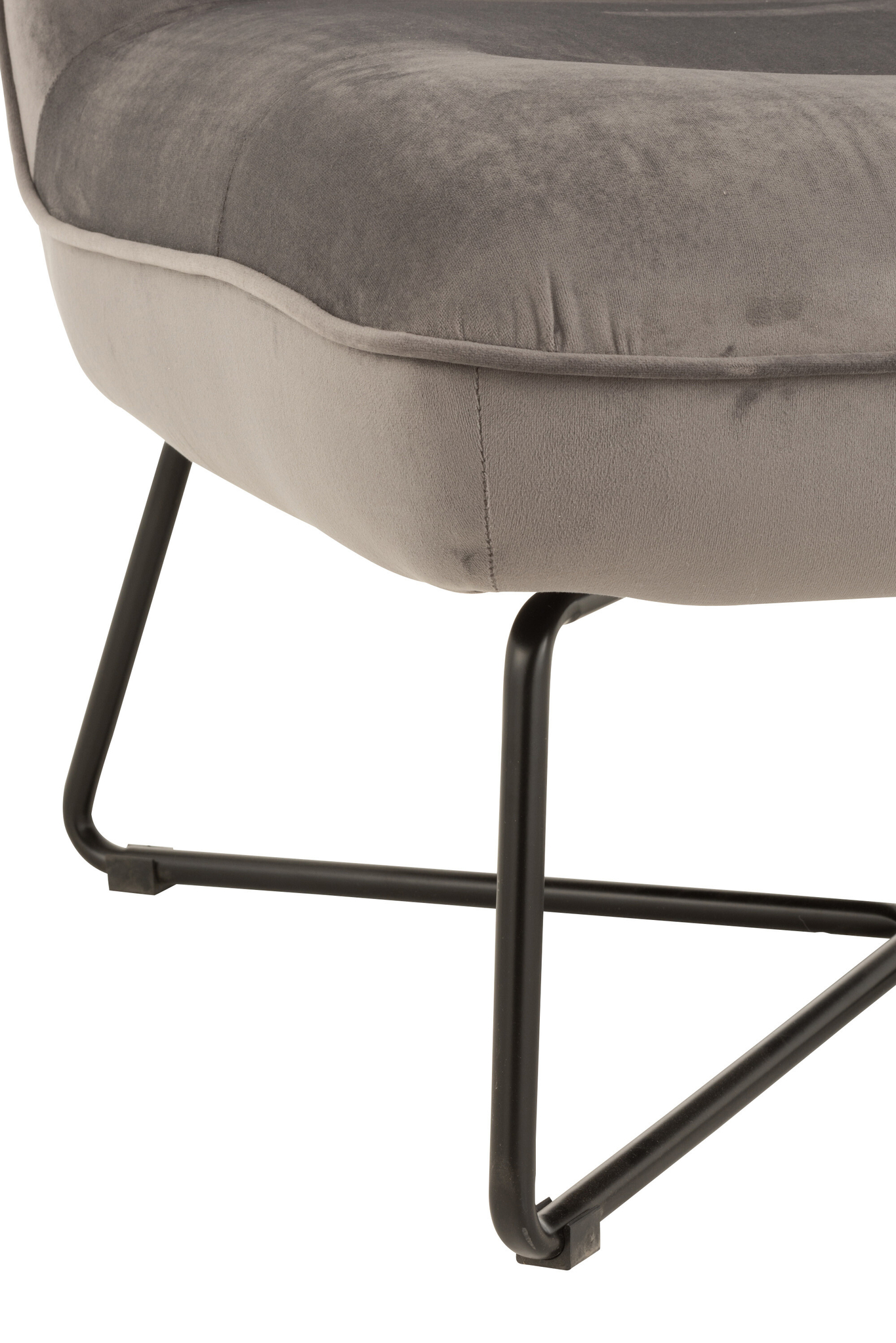 Close-up van de Loungestoel Frame Midden Grijs met een zacht, lichtgrijs gestoffeerde zitting en zwart metalen sledestijl poten.