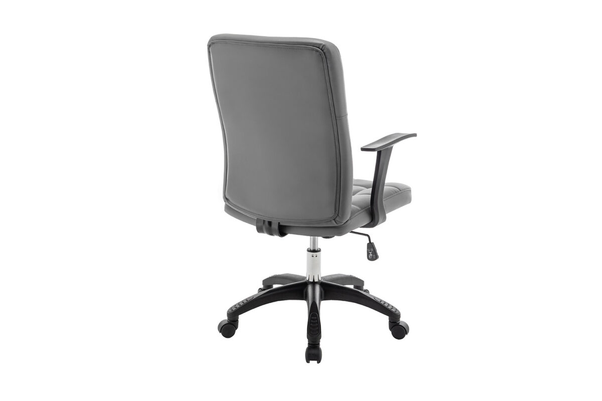 De Bureaustoel 'Luka' Grijs PU (1c) is een grijze bureaustoel met een gecapitonneerde zitting en rugleuning, armleuningen, een in hoogte verstelbare hendel en een zwart met zilverkleurig onderstel met vijf wielen, van achteren gezien onder een lichte hoek.