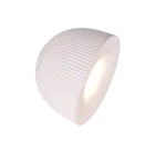 De REALITY Tafellamp MAXIMA is een moderne, witte, geribbelde cilindrische wandlamp met een gloeiend middelpunt, onder een hoek gemonteerd en weergegeven op een witte achtergrond.
