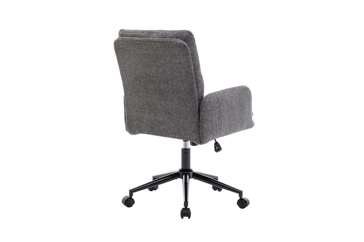 De Bureaustoel 'Aimé' Stof Fabb Raven 13 Donkergrijs (1 per doos) heeft donkergrijze bekleding, een hoge rugleuning met armleuningen, een zwarte voet met vijf wielen en een verstelhendel die van achteren zichtbaar is.