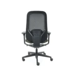 Workliving Nora Mesh Groen Regain Bureaustoel Ergonomisch Design NEN1335, met een rugleuning van netweave, zwarte armleuningen en een onderstel met vijf wielen, weergegeven vanaf de achterkant op een witte achtergrond.