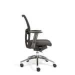 De Workliving Projectas V1 Mesh Black Edition - Bureaustoel Ergonomisch Design (N)EN 1335 is een moderne zwarte bureaustoel met rugleuning van netbespanning, zitkussens, armleuningen en een metalen onderstel met vijf wielen, afgebeeld in profiel tegen een witte achtergrond.