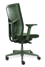De Workliving Zuidas Comfort Special Edition Groen ergonomische bureaustoel (NEN 1335), zonder lendensteun, heeft verstelbare armleuningen, een hoge rugleuning en een onderstel met vijf wielen, getoond vanaf de achterkant op een witte achtergrond.