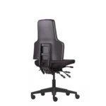 De Workliving Werkstoel WS Klasse Black Edition Comfort (N)EN 1335 is een zwarte ergonomische bureaustoel met een hoge rugleuning, meerdere verstelhendels en een onderstel met vijf wielen, van achteren gezien tegen een witte achtergrond.