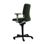 Zijaanzicht van de Refurbished Baliestoel Comforto 77 Regain Groen Hoog, een ergonomische bureaustoel met groene bekleding, verstelbare armleuningen en een zwart onderstel met vijf wielen, geïsoleerd getoond op een witte achtergrond.