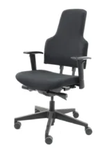De Refurbished Bureaustoel Workliving District Special NEN1335 is een zwarte ergonomische bureaustoel met een hoge rugleuning, verstelbare armleuningen en een stevig onderstel met vijf wielen.