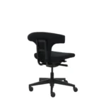 De Workliving T-Bone Black Edition Zwart bureaustoel heeft een gebogen rugleuning, armleuningen en een onderstel met vijf wielen, van achteren gezien tegen een effen witte achtergrond.