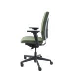 Zijaanzicht van de Workliving Eva Comfort Groen Regain ergonomische bureaustoel (N)EN 1335, met groene bekleding, verstelbare armleuningen, een zwart onderstel met vijf wielen, tegen een effen witte achtergrond.