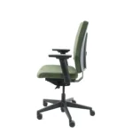 Zijaanzicht van de Workliving Eva Comfort Groen Regain ergonomische bureaustoel (N)EN 1335, met groene bekleding, verstelbare armleuningen, een zwart onderstel met vijf wielen, tegen een effen witte achtergrond.