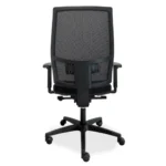 De Workliving De Maas Mesh - Bureaustoel Ergonomisch (N)EN 1335 is een zwarte ergonomische bureaustoel met een netrugleuning, verstelbare armleuningen en een onderstel met vijf wielen, van achteren gezien tegen een witte achtergrond.