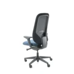 De Workliving Nora Mesh Blauw Regain - Bureaustoel Ergonomisch Design NEN1335 heeft een rug van zwart gaas, een blauw gevulde zitting, verstelbare armleuningen en een zwart onderstel met vijf wielen, van achteren gezien tegen een witte achtergrond.