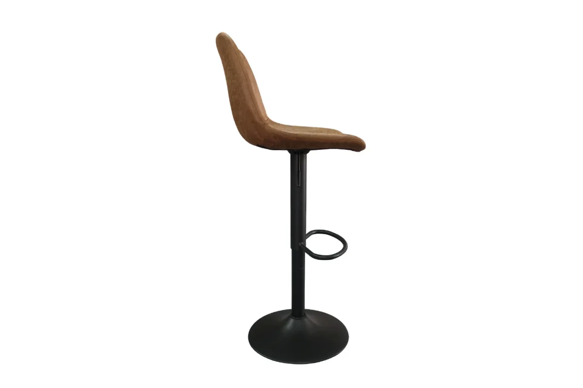 Een zijaanzicht van de Barstoel 'Barcelona' PU Ote Topper 02 Cognac, met een bruin kussen op de zitting, een zwart metalen verstelbaar onderstel en een ronde voetsteun, geïsoleerd op een witte achtergrond (2 per doos).