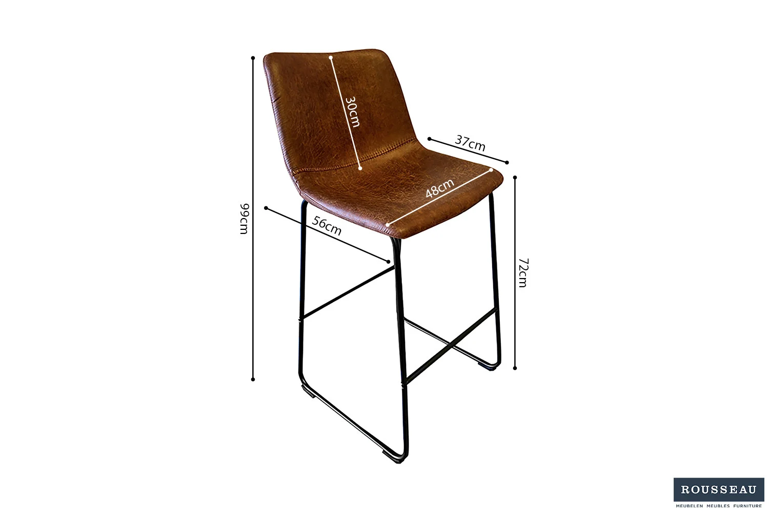 Barstoel 'Mancia' PU Ote Topper 02 Cognac (set van 2) met zwart metalen poten. Afmetingen: hoogte 95 cm, zithoogte 72 cm, zitdiepte 37 cm, breedte 48 cm, rugleuning hoogte 30 cm, pootdiepte 56 cm. Rousseau logo rechtsonder.