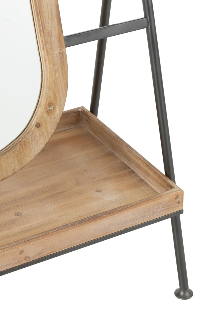Een close-up van de Mirror Standing+Shelf Metal/Wood Brown toont het houten dienblad dat rust op een zwart metalen frame met schuine poten, en de rand van de spiegel met houten frame is zichtbaar boven de plank.