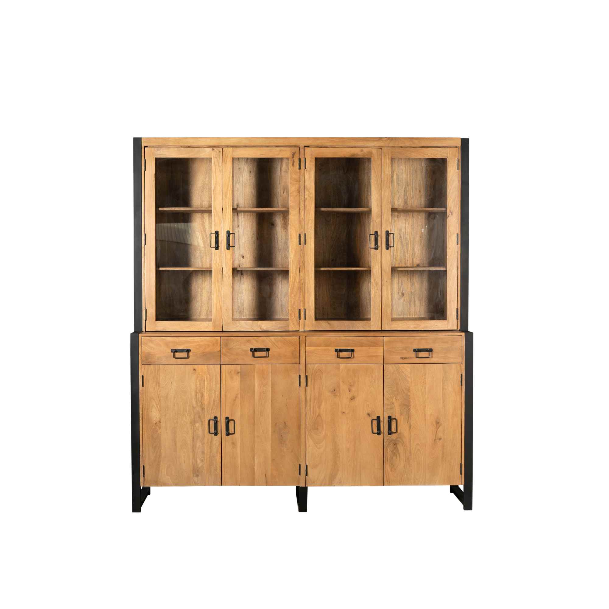 De Vitrinekast Boaz XXL is een houten kast met zwart metalen accenten, vier glazen bovendeuren, drie centrale lades en vier massieve onderdeuren, allemaal voorzien van metalen handgrepen.