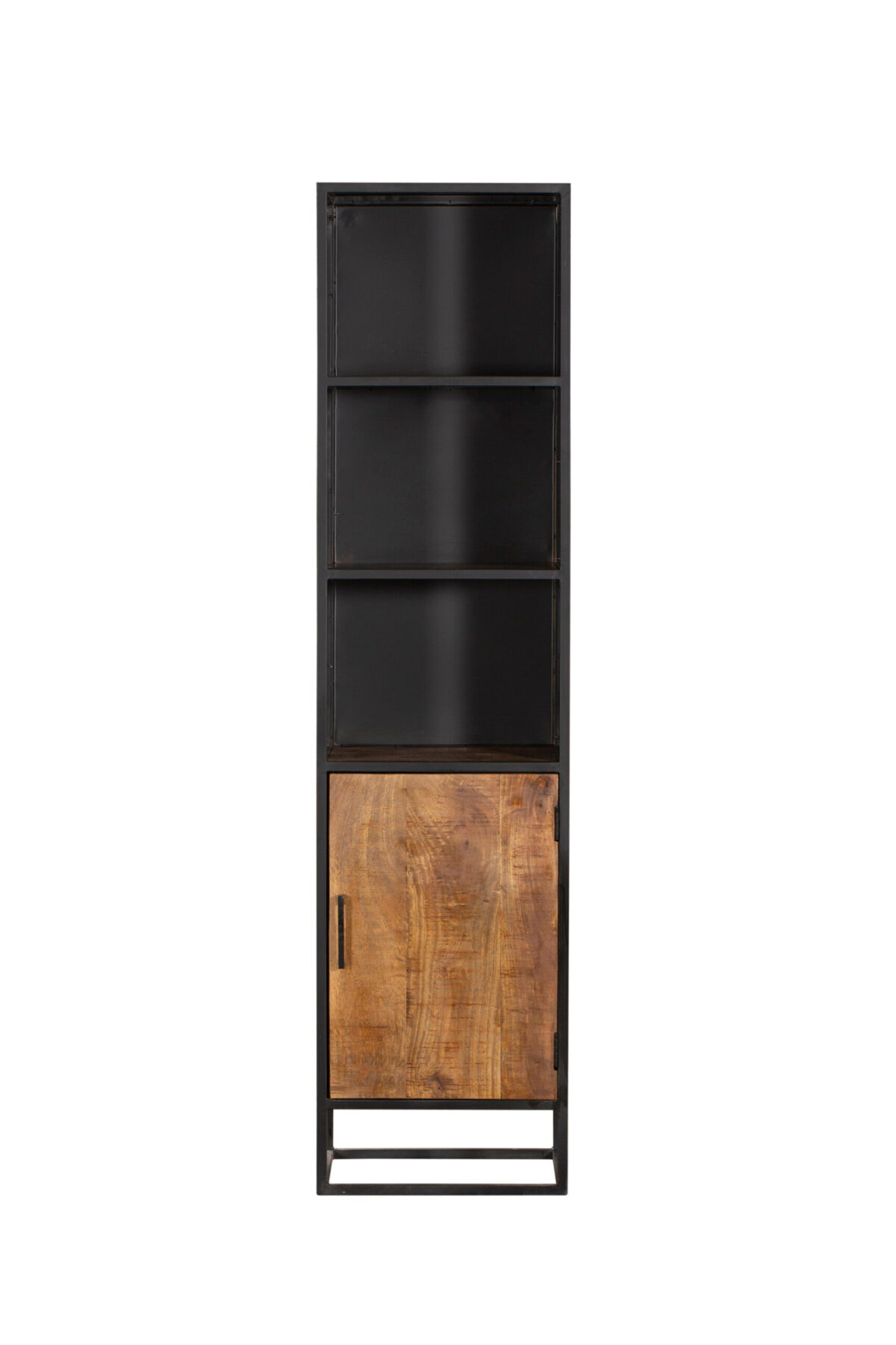 De Boekenkast Oakland | 50 cm is een hoge, smalle kast met drie open zwarte planken erboven en een houten kastdeur met handgreep aan de onderkant, afgebeeld tegen een witte achtergrond.