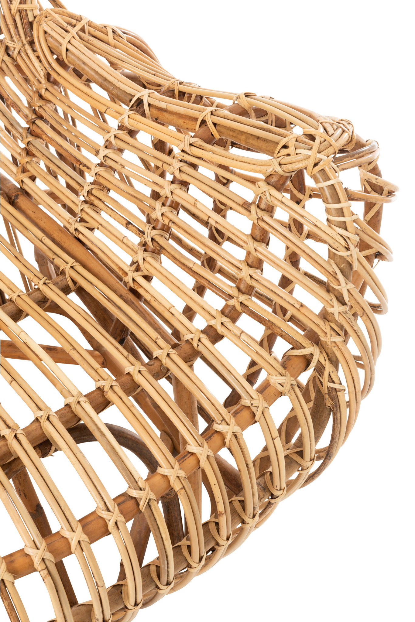 Close-up van Stoel Ana Rotan Natuurlijk, met de naturelkleurige gebogen houten strengen en het ingewikkelde geweven rotanpatroon, tegen een witte achtergrond.