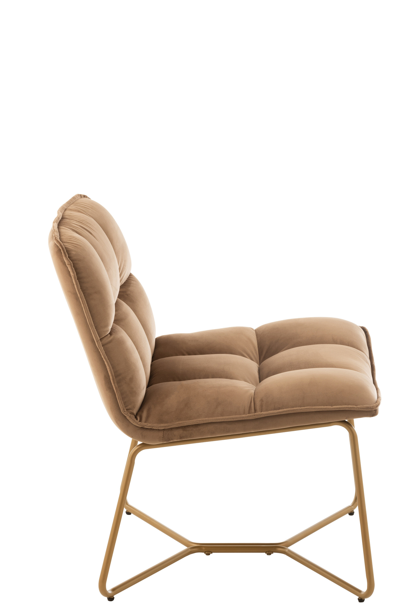 De Ligstoel Lisa heeft een modern armloos ontwerp met een beklede lichtbruine textielen zitting en rugleuning op een goud metalen frame, in zijaanzicht tegen een witte achtergrond.