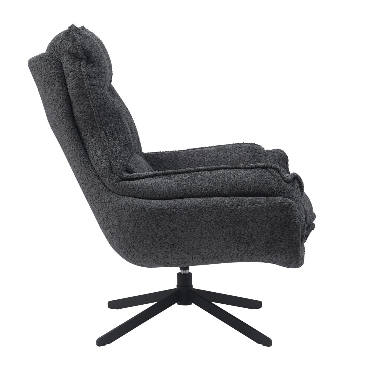 Zijaanzicht van de Fauteuil Vera Dark Grey, een moderne draaifauteuil met pluche, gestructureerde bekleding, dikke kussens, een licht achteroverleunende rugleuning en een zwart metalen onderstel met vijf poten.