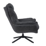 Zijaanzicht van de Fauteuil Vera Dark Grey, een moderne draaifauteuil met pluche, gestructureerde bekleding, dikke kussens, een licht achteroverleunende rugleuning en een zwart metalen onderstel met vijf poten.