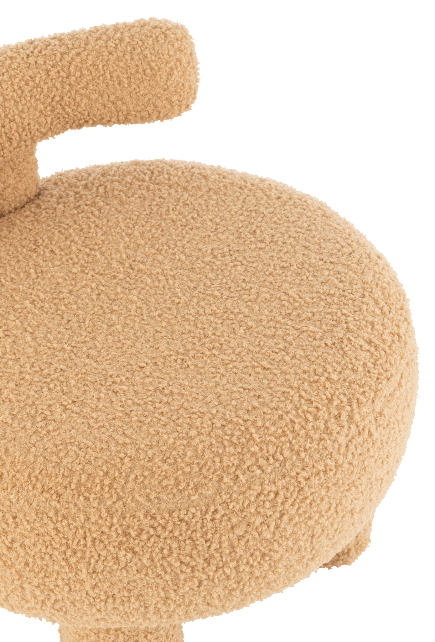 Close-up van de Krukje Rond Stoelleuning Fluweel Kameel, een ronde stoel met een gedeeltelijke rugleuning en zachte, pluche camelkleurige fluwelen bekleding.