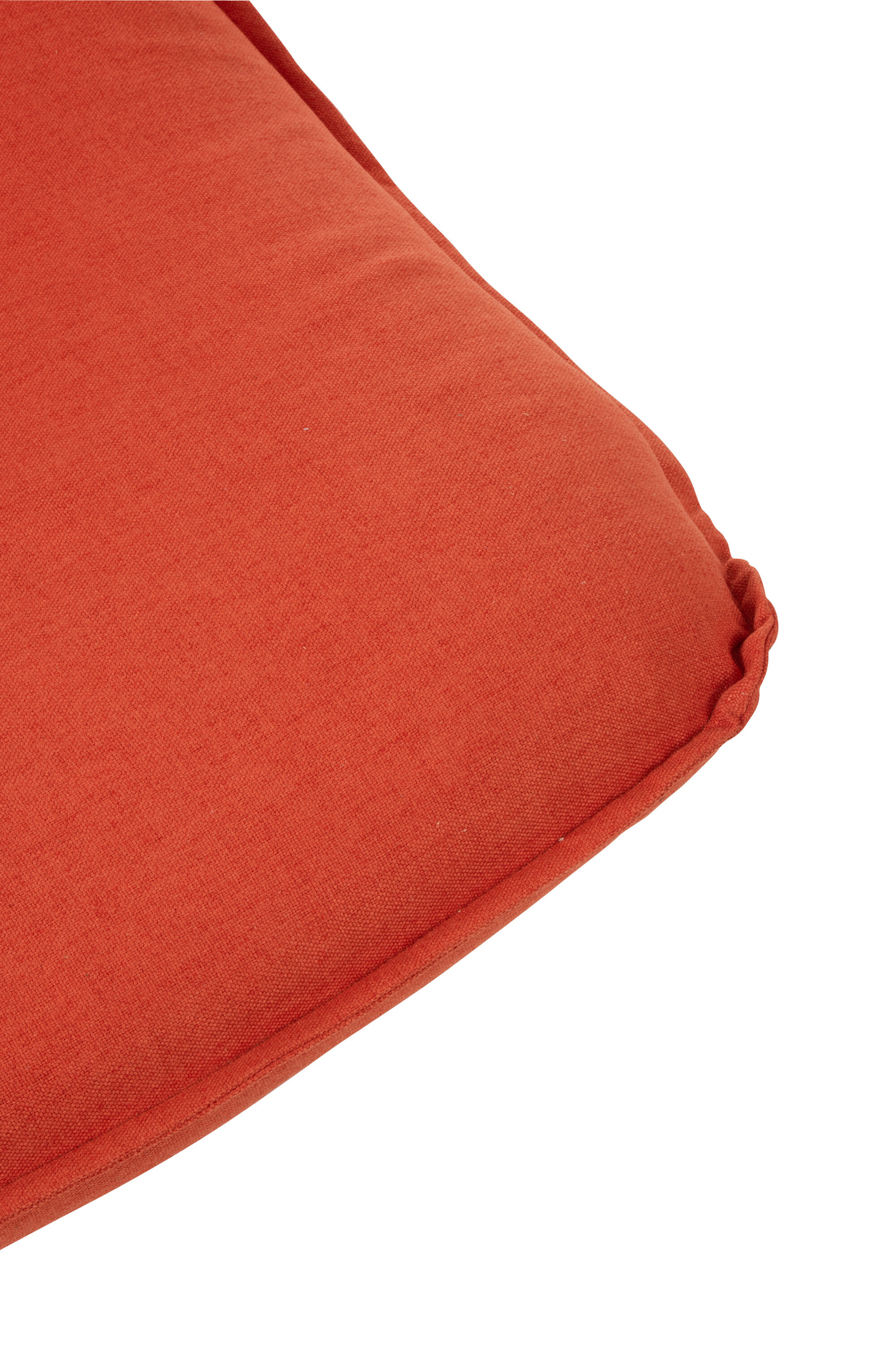 Close-up van de hoek van de Draaistoel Fluweel Oranje Metaal Zilver, met de oranje fluwelen bekleding met een gestructureerd oppervlak en netjes genaaide randdetails tegen een witte achtergrond.