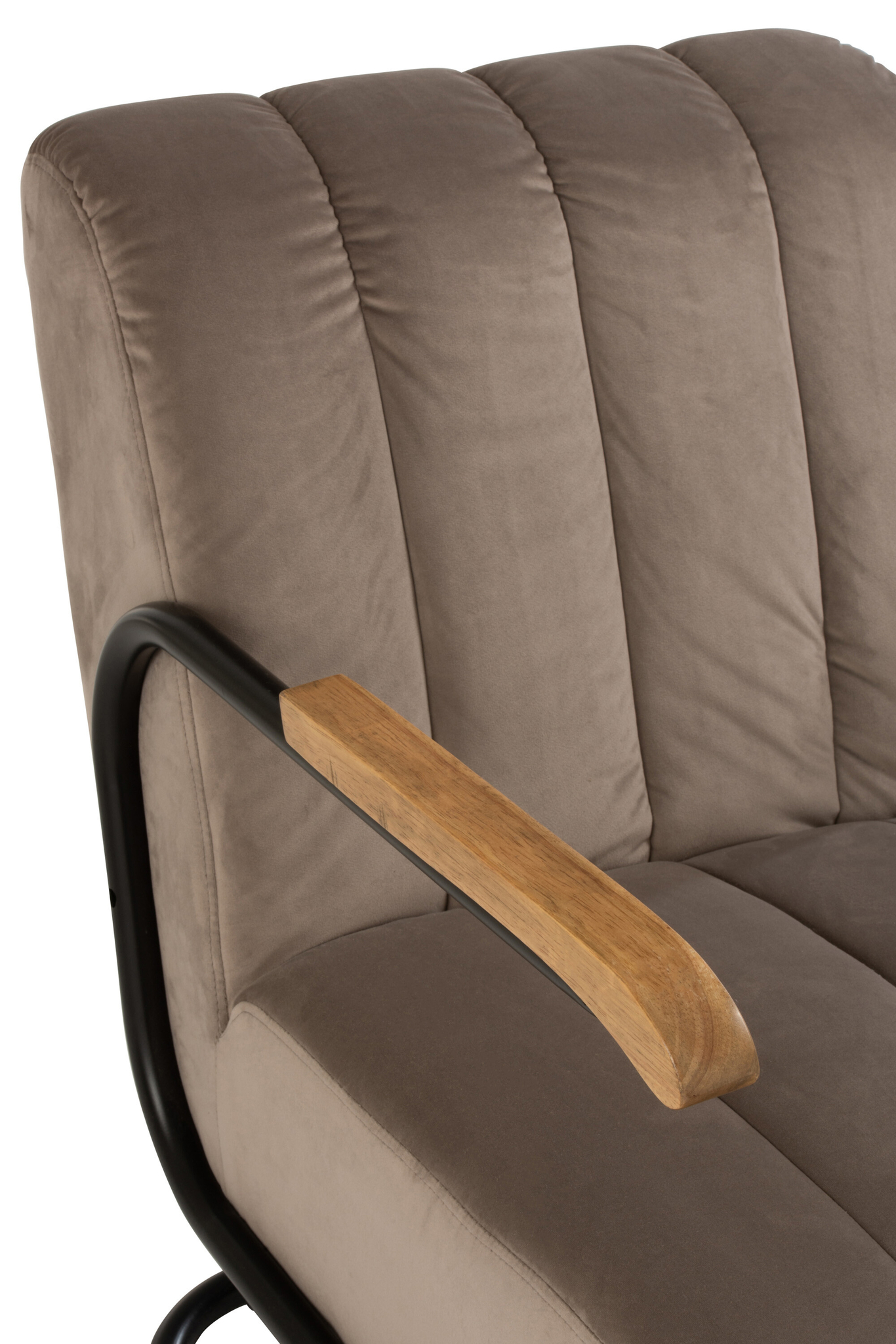 Close-up van de Zit Relax 1 Persoon Grijs Textiel stoel, met gecapitonneerde grijze bekleding, zwart metalen armleuningen met houten accenten, een zachte pluche textuur en een modern ontwerp.