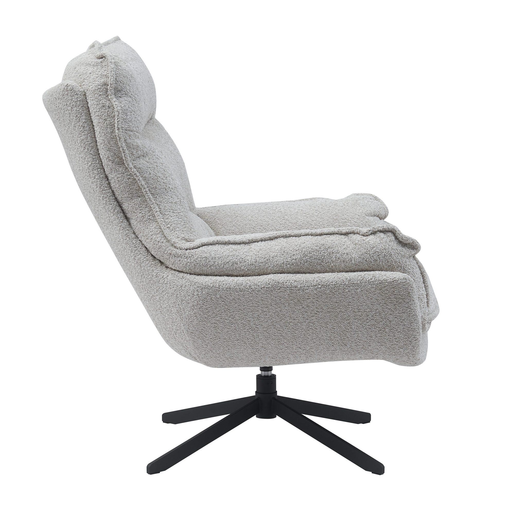 Zijaanzicht van de Fauteuil Vera Off White, een moderne loungestoel met pluche bekleding in gebroken wit, een dik kussen en een zwart metalen draaivoet.