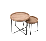 De Mirrors and More Bijzettafel JETTE bestaat uit twee ronde houten nesttafels met zwarte metalen poten en bladen met natuurlijke houtnerf. De kleinere tafel kan gedeeltelijk onder de grotere tafel worden geschoven voor veelzijdig gebruik.