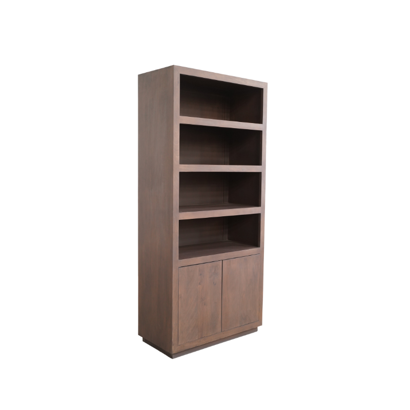 De Boekenkast Brussel Walnut | 90 cm is een hoge houten boekenkast met vier open planken en een tweedeurskast aan de onderkant, afgebeeld tegen een effen witte achtergrond.