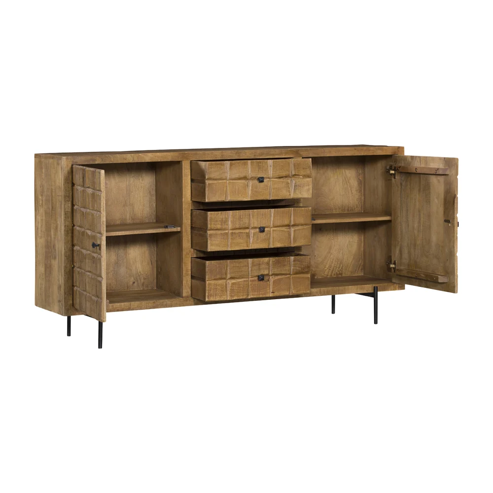 De Dressoir Brandy | 160 cm is een houten dressoir met gestructureerde frontpanelen, twee deuren met legplanken, drie centrale lades en staat op vier slanke zwarte metalen poten.