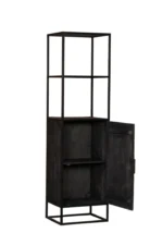 De Boekenkast New York heeft een hoog, zwart, minimalistisch frame van staal en mangohout, met een open bovengedeelte en een ondergedeelte met een deur die een binnenplank voor opslag onthult.
