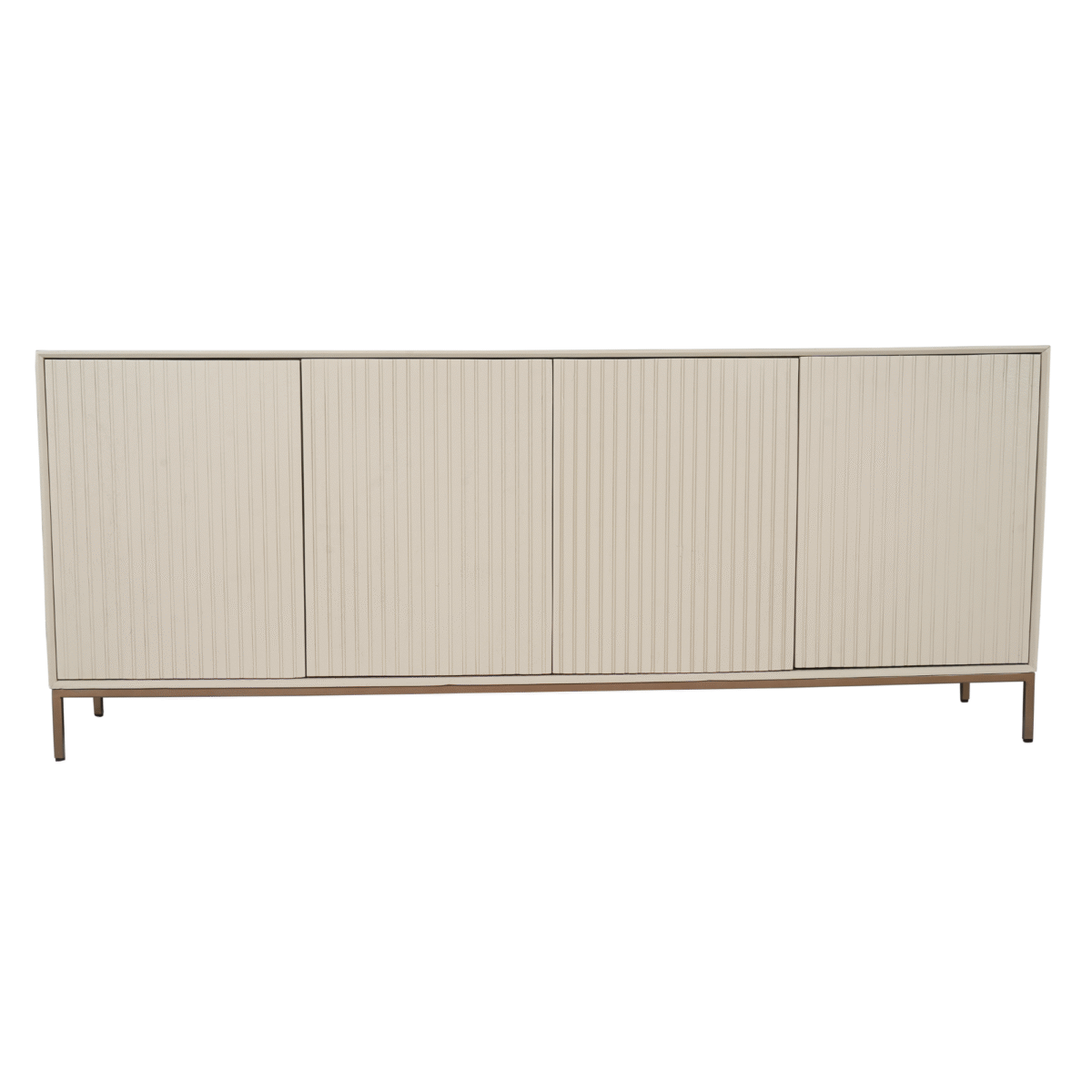 De Dressoir Madison Sand | 210 cm is een modern beige dressoir met vier verticaal gepaneelde deuren en slanke metalen poten, afgebeeld tegen een witte achtergrond.